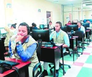 Unos 23 operadores del call center trabajan en cada uno de los turnos habilitados por la Cancillería hondureña.
