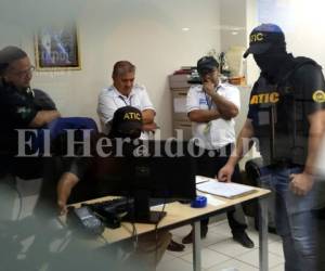 Personal de la ATIC secuestra documentos en Toncontín tras ingreso de Jorge Barralaga Rivera a Honduras. Foto: Jimmy Argueta/ EL HERALDO