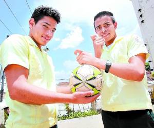 Benjamín y Valentín posan con una pelota y dicen “A ganar”. (Fotos: Marvin Salgado)