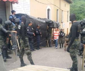 Elementos de la Policía Militar de Orden Público ejecutaron el traslado de privados de libertad este jueves.