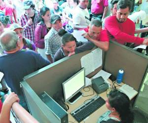 Decenas de contribuyentes acudieron a las oficinas del SAR para solicitar una explicación a raíz de los correos recibidos.