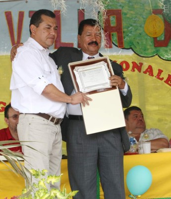 Autoridades de la Villa de San Francisco condecoran al fotógrafo Efraín Salgado