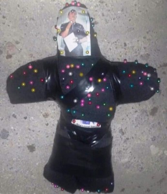 Hallan muñeco con foto de Leonel Sauceda a mujer degollada en la capital