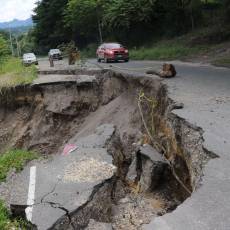 Así luce la carretera CA-11 que conduce hacia Copán Ruinas. La vía ya presentaba daños, pero las últimas lluvias aceletaron su deterioro.