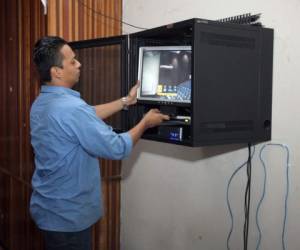 El sistema está compuesto por un monitor, un sistema de audio y una cámara que permite realizar las videoconferencias. Foto: Emilio Flores/EL HERALDO.