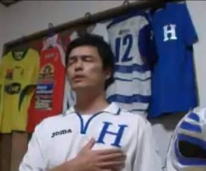 El extranjero entonó las letras del Himno Nacional de Honduras.