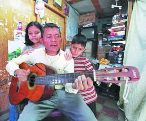 “Le toco entre 800 y 900 canciones románticas, las que más me gustaban eran las de Leo dan”, Adalid Irías comparte con sus hijos Luigi y Ashley el arte de tocar la guitarra.