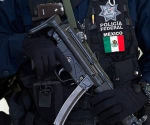 Policías son suspendidos por obligar a dos hombres detenidos a besarse.