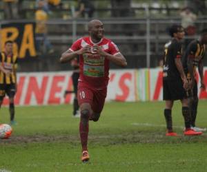 Jerry Palacios celebra el gol que le dio el triunfo al Real Sociedad ante Real España