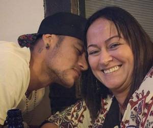 Neymar junto a su madre.