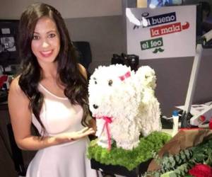 La hondureña Carla Medrano tuvo que desnudarse para pagar la apuesta, tras la pérdida de la Bicolor. Foto: Carla Medrano/Facebook.