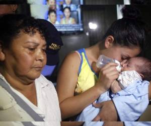 Jennifer carga de nuevo a su bebé.