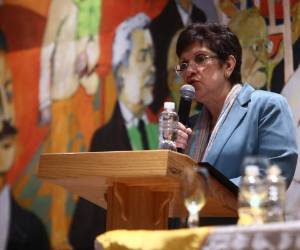 En la conferencia la embajadora Dolores Jiménez dijo que el idioma nos exalta o nos reduce, porque es una herramienta potente. Foto: Emilio Flores/El Heraldo.