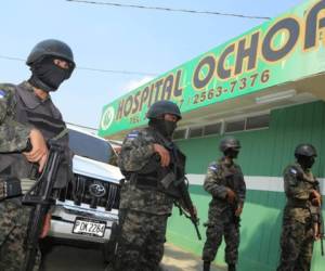 Las autoridades continuaron los allanamientos en la clínica Ochoa de San Pedro Sula, en busca de evidencias.