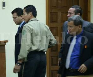 Teodoro Bonilla es trasladado a prisión tras ser hallado culpable, su rostro evidenció como su sonrisa desapareció al conocer el fallo. (Foto: Mario Urrutia/El Heraldo Honduras/ Noticias de Honduras)