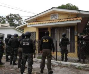 Autoridades ejecutan orden de allanamiento en varias viviendas como parte de la 'Operación Pegaso'. Fotos: Ministerio Público.
