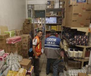 El difícil acceso para los cuerpos de socorro en el mayoreo fue lo primero que detectaron los elementos bomberiles al iniciar la inspección que marcará la pauta para elaborar una ordenanza municipal. (Fotos: Fredy Rodríguez)