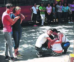 Las muestras de dolor y el llanto se apoderaron de los familiares y amigos del fallecido durante la espera en las afueras del centro de medicina legal y ciencias forenses de esta ciudad.