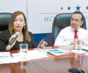 Las autoridades de Finanzas, Wilfredo Cerrato y Rocío Tábora, expusieron ayer los resultados de la tercera revisión del FMI.