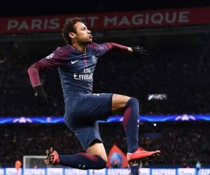 El delantero brasileño del Paris Saint-Germain Neymar celebra su segundo gol durante el partido de fútbol del Grupo B de la UEFA Champions League entre el Paris Saint-Germain. Agencia AFP.