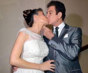 Iroshka Elvir y Salvador Nasralla el día de la boda.