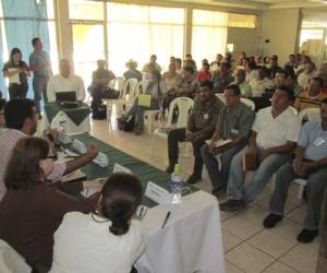Ejecutivos de la Cuenta del Milenio durante una de las reuniones con los alcaldes de Choluteca.