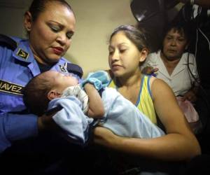 Jennifer recibe en sus manos a su bebé tras cuatro días de angustia.