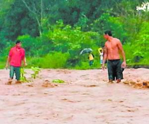 La quebrada La Ceibita, en Colón, causó inundación.