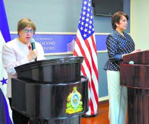 Tras concluir la reunión bilateral, la embajadora Lisa Kubiske y la canciller Mireya Agüero dieron lectura al comunicado oficial.