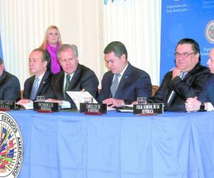 Autoridades hondureñas y de la OEA en la firma del acuerdo el 19 de enero en Washington.