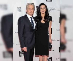 Michael Douglas le propuso matrimonio a Catherine Zeta-Jones en una fiesta en Aspen, Colorado, le mostró el anillo de diamantes marquesa de corte de 10 quilates.