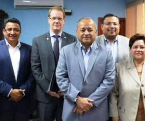 James Nealon junto a los miembros de la Comisión de Depuración Policial tras sostener el encuentro de este lunes.