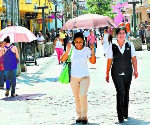 Los capitalinos tendrán que guardar por unos días los abrigos que les protegían del frío y vestir ropa fresca.