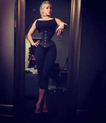 Ella se quitó seis costillas para parecer una caricatura