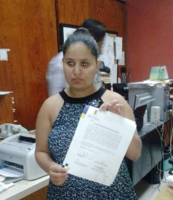 El pequeño Enmanuel en casa y con su familia