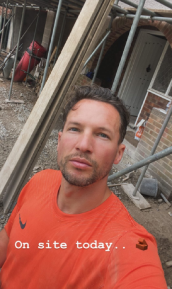 Fue campeón de la Premier League con histórico club y ahora construye casas en Inglaterra