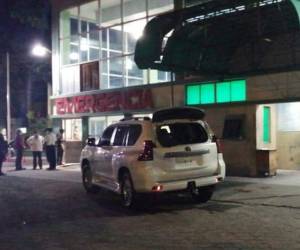 En esta camioneta fue trasladada la mujer asesinada la noche de este jueves en San Pedro Sula. Foto: Cortesía.