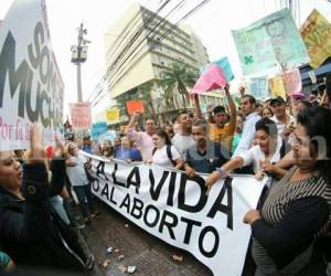Organizaciones a favor y en contra de la despenalización del aborto protestaron este martes en los bajos del Congreso Nacional, mientras diputados sostienen reuniones con diversos sectores para llegar a un acuerdo, foto: Johny Magallanes.