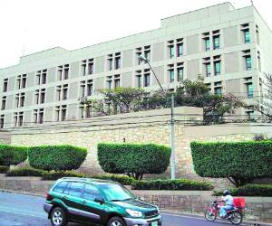 La Embajada de Estados Unidos revocó 35 visas a funcionarios involucrados en casos de corrupción en el país.