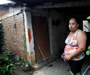 Lesly Flores vive en Las Lajas, Comayagua. Al fondo se ve la casa que abandonó en 2023 porque los sismos provocaron que las paredes se dañaran; en este 2025 volvió a ocuparla porque no tenía dónde vivir.