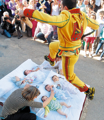 Bebés de Murcia a merced de El Colacho y El Atabalero