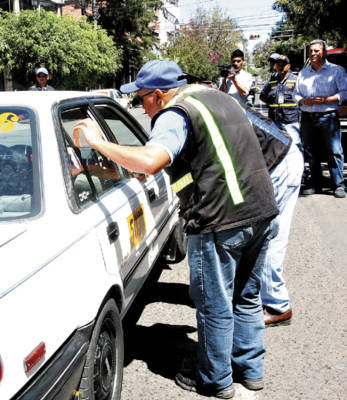 En suspenso aumento de transportistas a la tarifa del taxi colectivo en Tegucigalpa