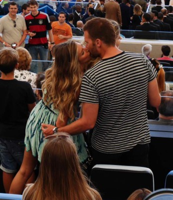 Besos apasionados de famosos en fotos