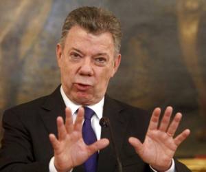 En esta foto de archivo del 26 de enero de 2018 el presidente de Colombia, Juan Manuel Santos, se dirige a los medios luego de conversar con el presidente austríaco Alexander van der Bellen en el palacio de Hofburg en Viena, Austria. Santos dijo el lunes 12 de marzo de 2018 que reanudará las conversaciones de paz con el grupo rebelde Ejército de Liberación Nacional.