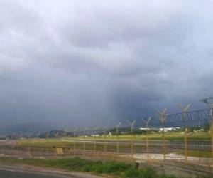 Esta madrugada una intensa lluvia cayó algunos sectores de la capital, y esta mañana así se observa el cielo sobre Tegucigalpa.