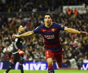 El uruguayo Luis Suárez festaja la goleada al Real Madrid.