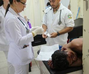 El joven llegó con heridas graves.