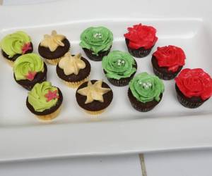 DULCES. Minicupcakes de chocolate decorados con crema de mantequilla.
