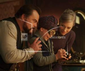 Esta imagen proporcionada por Universal Pictures muestra a Jack Black, Owen Vaccaro y Cate Blanchett en una escena de la película 'The House With A Clock in Its Walls'.