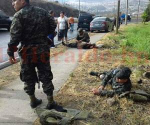 Los uniformados fueron trasladados al Hospital Militar tras resultar heridos al caer de pick up (Foto: Alex Pérez/ El Heraldo Honduras/ Noticias de Honduras)